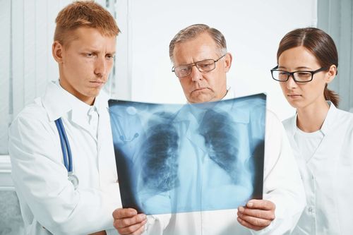 Как смягчить кашель при раке лёгких: медицина и народные средства