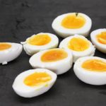 Фаршированные яйца с беконом