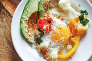 Кето завтрак: Яичница с овощами и сыром