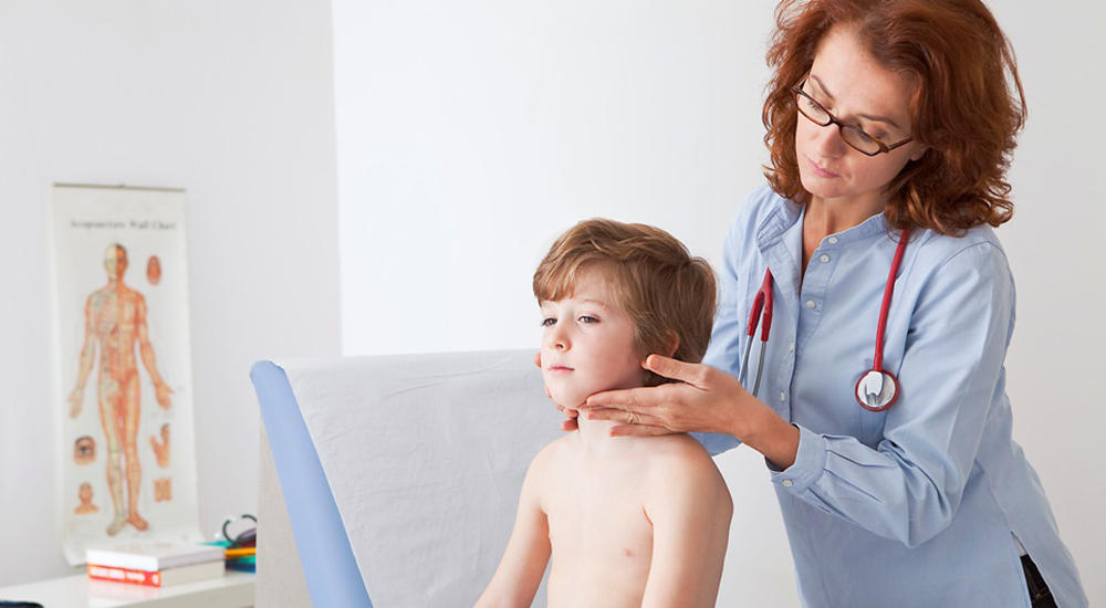 Лимфоузлы доктор. Детский эндокринолог. Доктор осматривает ребенка. Врач детский эндокринолог. Врач осматривает лимфоузлы у детей.